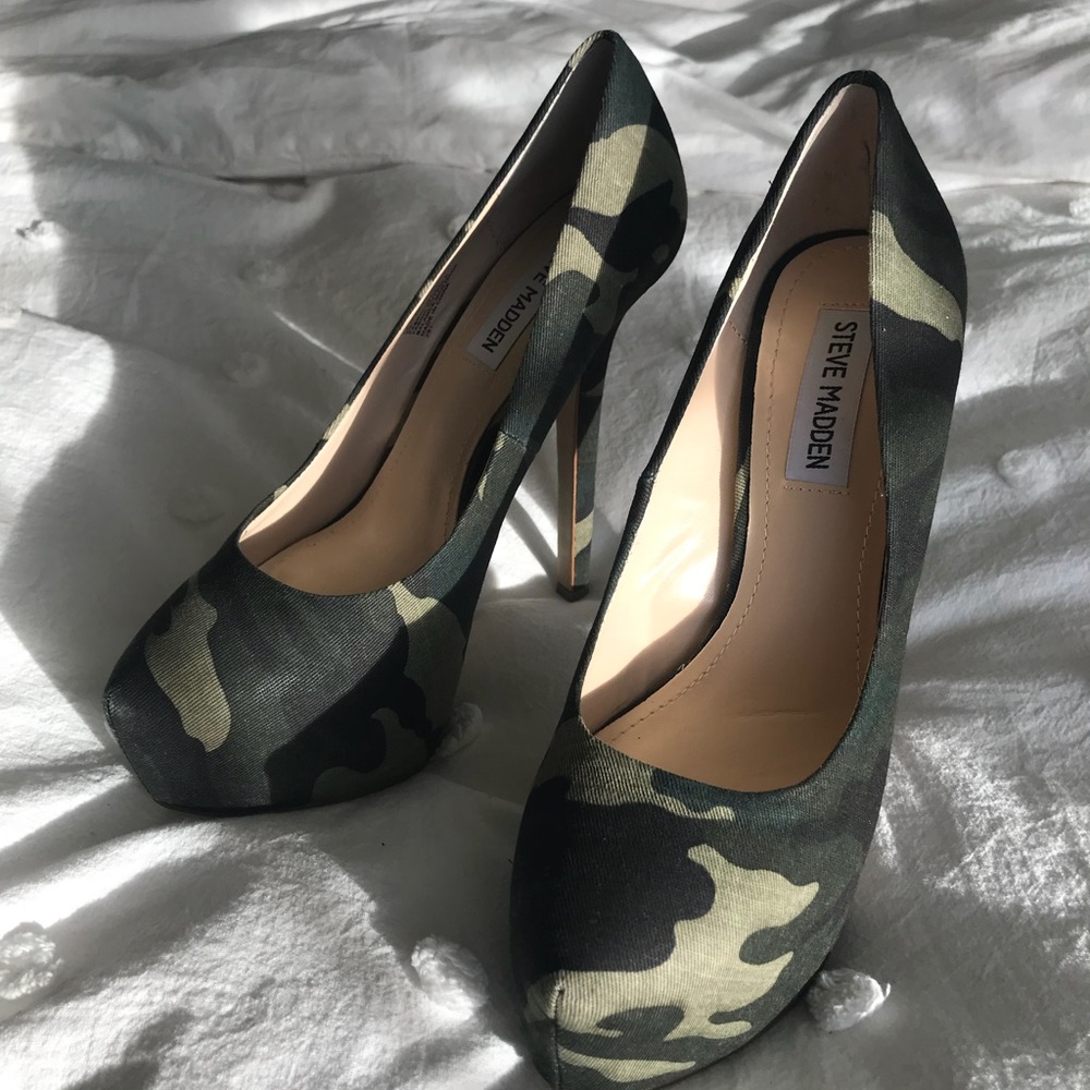 Steve Madden camo pump
